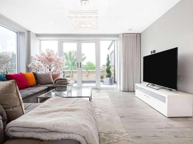 Flat for sale in Cockfosters, Greater London