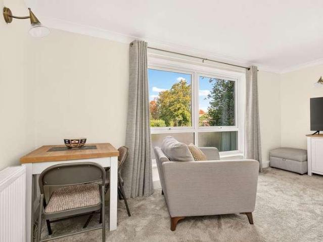 Flat for sale in Elmbridge, Surrey