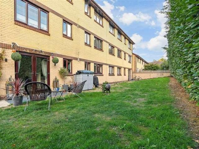 Flat for sale in Reigate, Reigate and Banstead