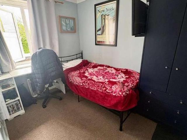 Flat for sale in Purfleet, Essex