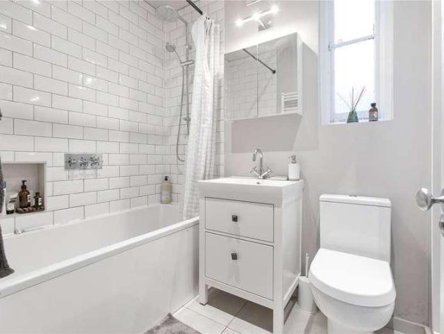Flat for sale in London Borough of Lambeth, Greater London