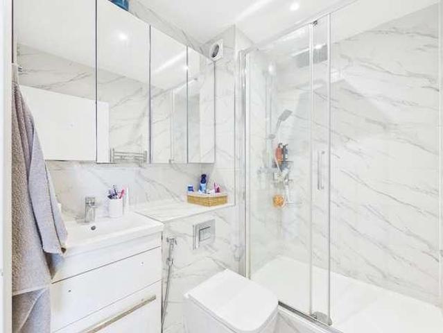 Flat for sale in London Borough of Ealing, Hanwell