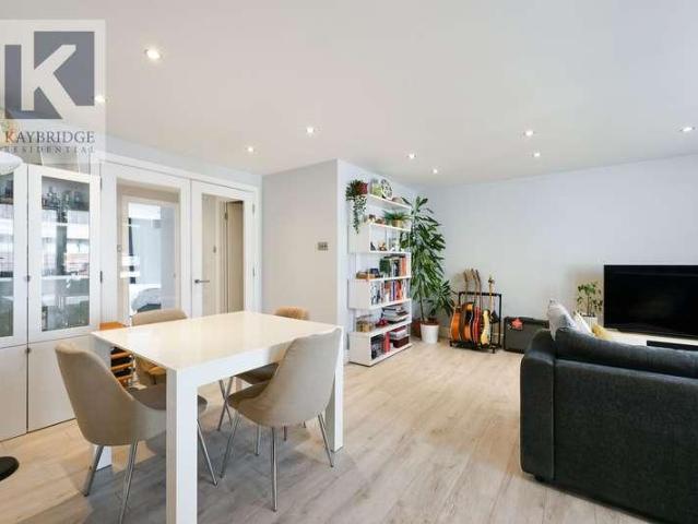 Flat for sale in Woodcote, Epsom