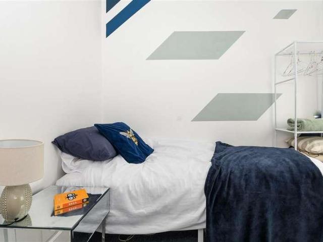 Flat for sale in Hillview, Surrey