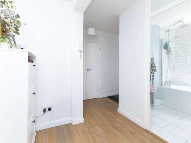 Flat for sale in Roffey, Horsham