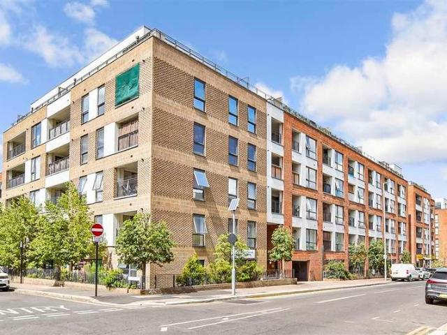 Flat for sale in Hale End, Greater London