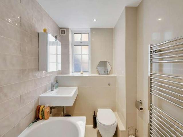Flat for sale in Kentish Town, Greater London