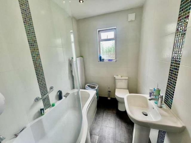 Flat for sale in North Watford, Hertfordshire