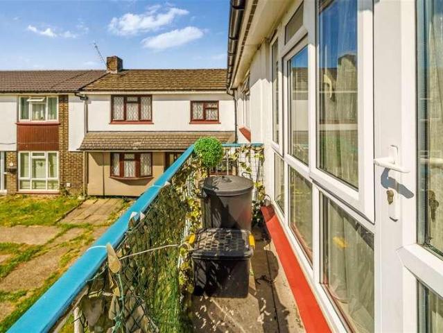 Flat for sale in Tattenham Corner, Red Hill