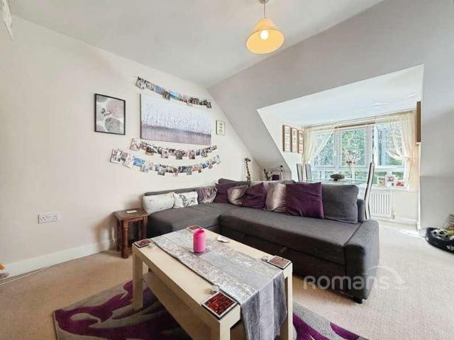 Flat for sale in Heol-las, Surrey