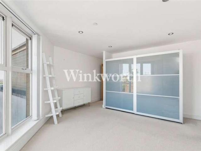 Flat for sale in Southgate, Greater London