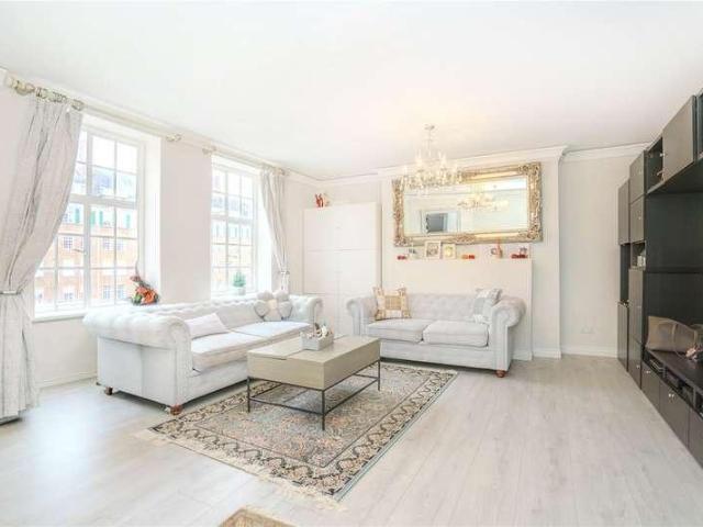 Flat for sale in London Borough of Richmond upon Thames, Greater London