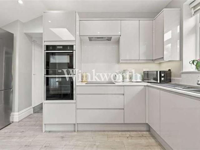 Flat for sale in Winchmore Hill, Greater London