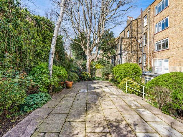Flat for sale in Earl's Court, Greater London