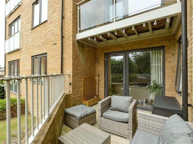 Flat for sale in Red Hill, Surrey
