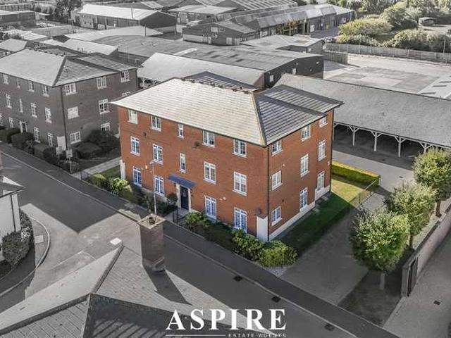 Flat for sale in Barling, Essex