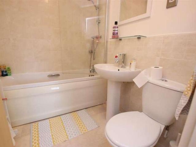 Flat for sale in Tranmere Park, West Yorkshire
