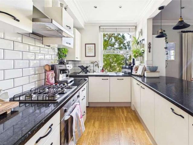 Flat for sale in Streatham, Greater London