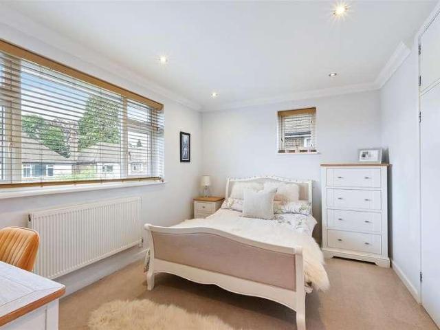 Flat for sale in Red Hill, Surrey