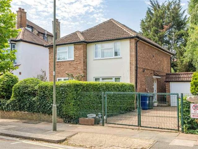 Flat for sale in Finchley, Greater London