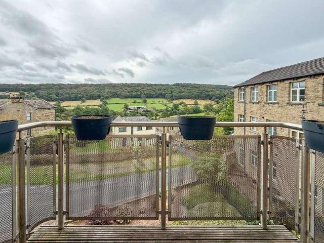 Flat for sale in Almondbury, West Yorkshire
