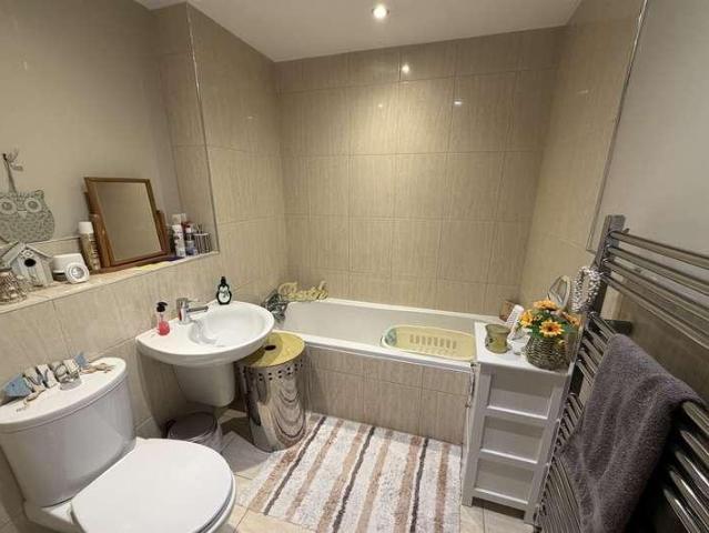 Flat for sale in Chipping Hill, Essex