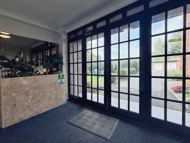 Flat for sale in Sale, Trafford