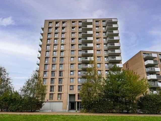 Flat for sale in E16, London