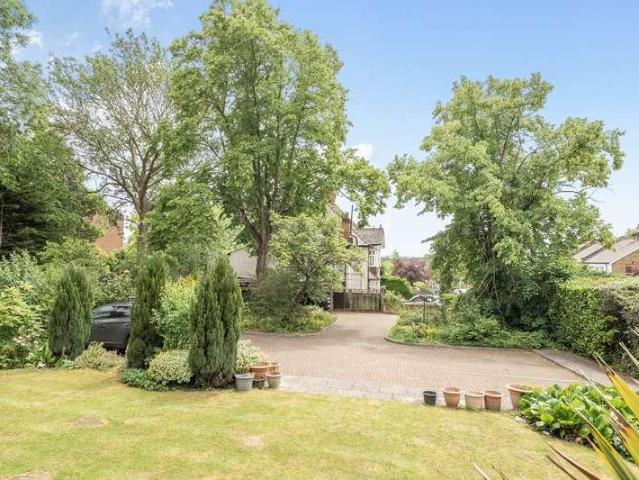 Flat for sale in Northwood, Greater London