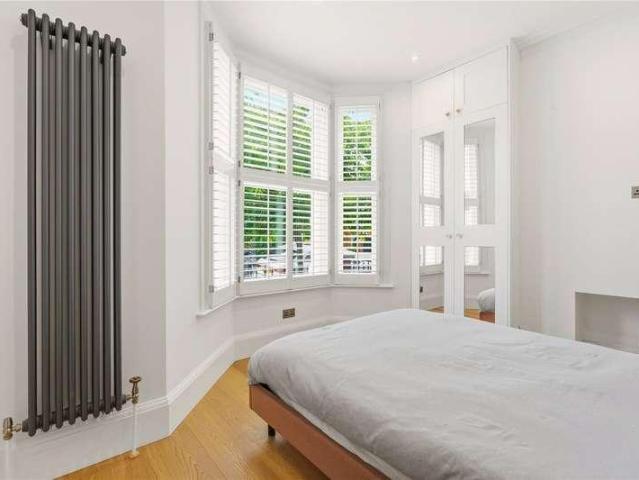 Flat for sale in Balham, Greater London
