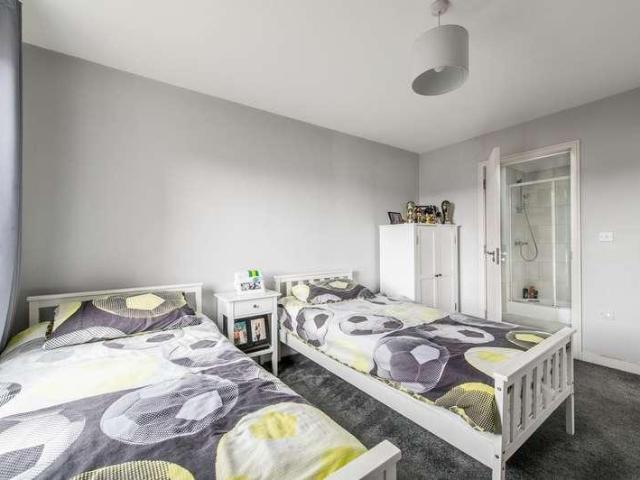 Flat for sale in Barnes Cray, Greater London