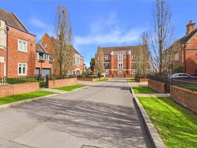 Flat for sale in Upper Woolhampton, West Berkshire