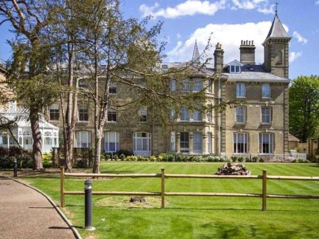 Flat for sale in Hampton Wick, Greater London