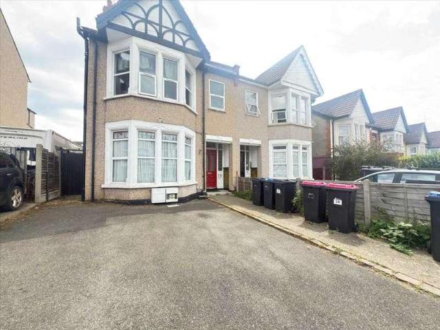 Flat for sale in Alton Barnes, Essex