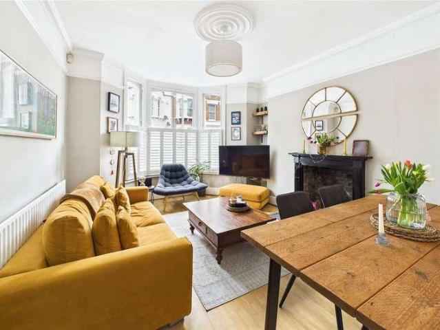 Flat for sale in Stockwell, Greater London