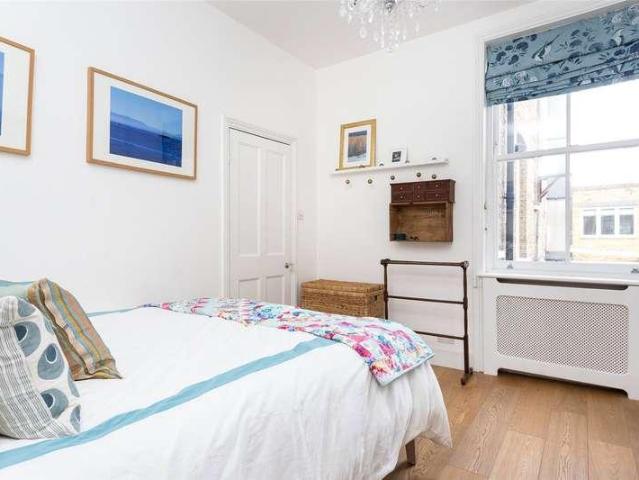 Flat for sale in Clapham, Greater London