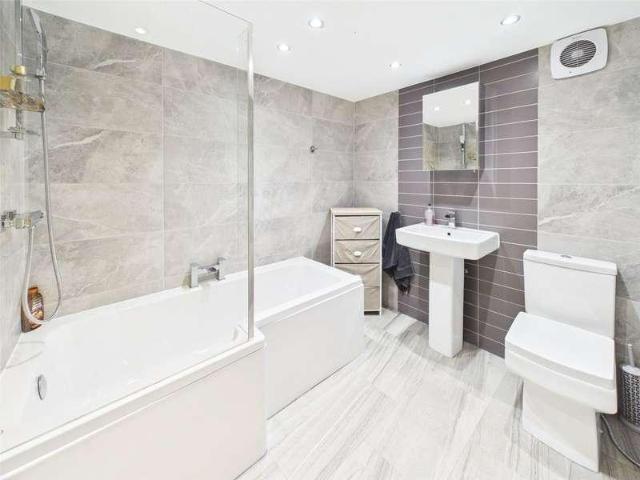 Flat for sale in Heaton Moor, Greater Manchester