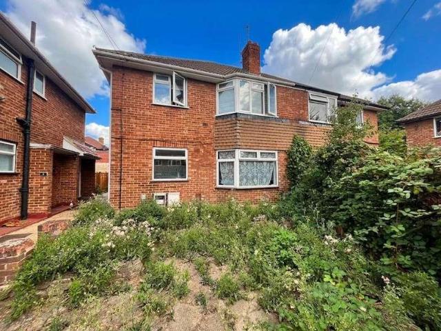 Flat for sale in London Borough of Ealing, Greenford