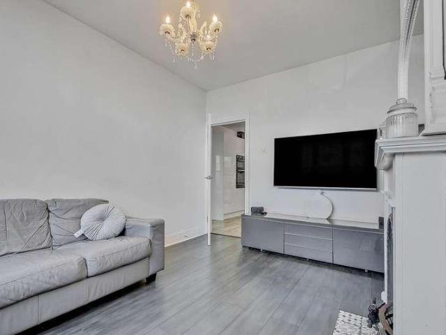 Flat for sale in Finchley, Greater London
