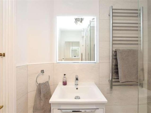 Flat for sale in Wallington, Greater London