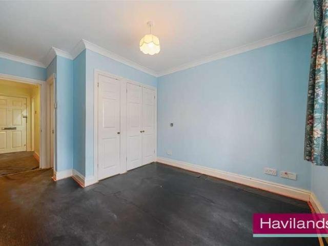 Flat for sale in Cockfosters, Greater London