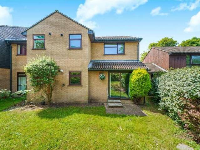 Flat for sale in Woking, Surrey