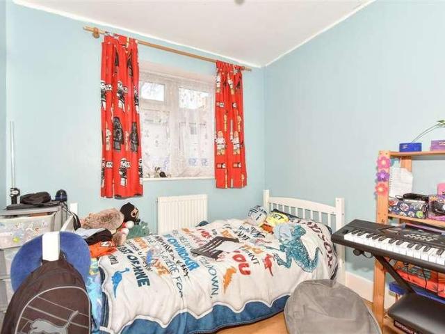 Flat for sale in Folkestone, Foord