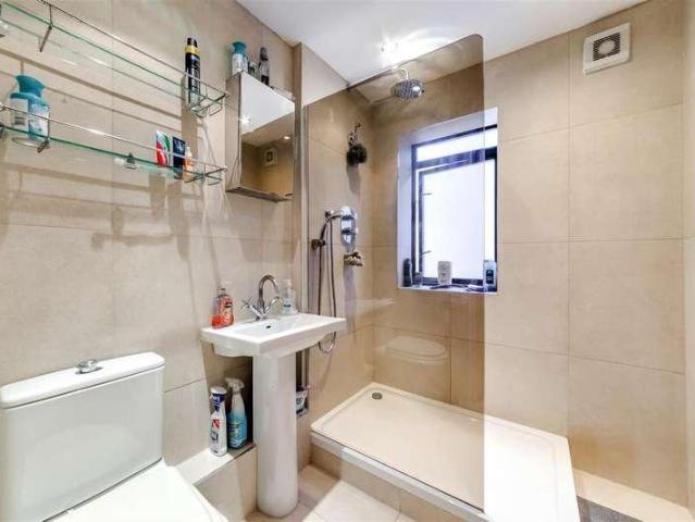 Flat for sale in London Borough of Merton, Collier's Wood