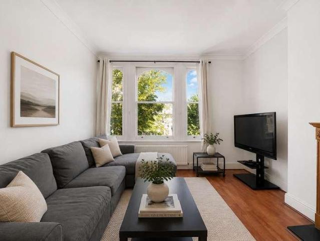 Flat for sale in North Kensington, Greater London