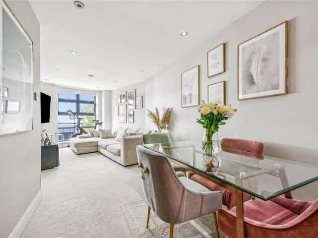Flat for sale in Earlsfield, Greater London