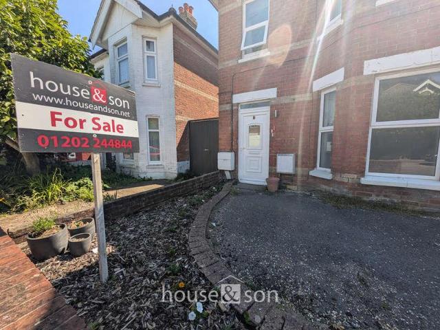 Flat for sale in Talbot Village, Bournemouth
