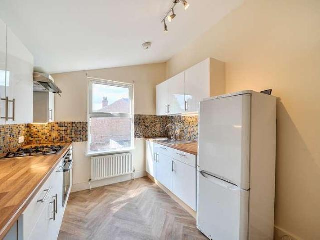 Flat for sale in Lane, Greater London