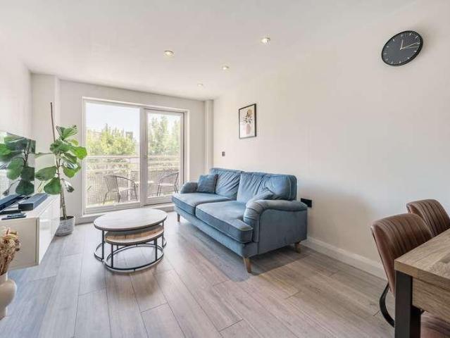 Flat for sale in Old Ford, Bow