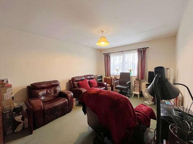 Flat for sale in London Borough of Ealing, Greenford